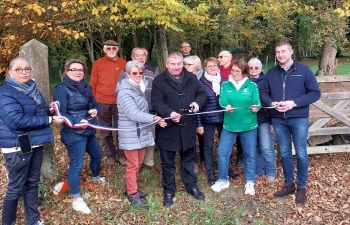 Bagnoles-de-l’Orne-Normandie. Gewählte Beamte und Wanderer eröffnen den Laumondière-Pfad. Sport