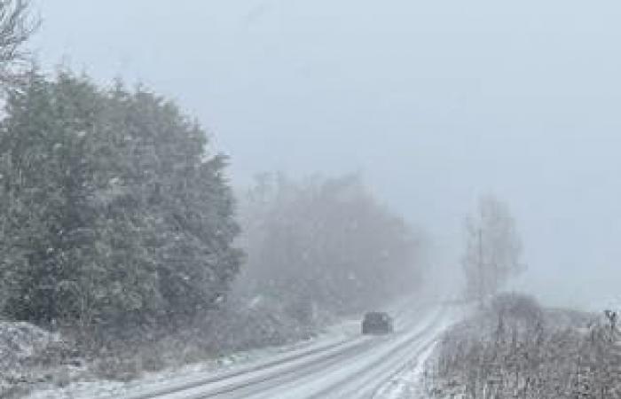 Wetter Großbritannien live: Reisechaos und Schulschließungen nehmen zu, da voraussichtlich bis zu 15 cm mehr Schnee fallen