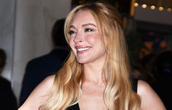 Lindsay Lohan (38 Jahre) verblüfft mit einem Ausschnitt bis zum Nabel, sie enthüllt ihr Höschen in einem transparenten Kleid