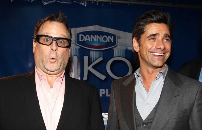 „Es ist beleidigend“, gibt John Stamos vor, sich zur Unterstützung von Dave Coulier den Kopf zu rasieren, und löst damit einen riesigen Skandal aus