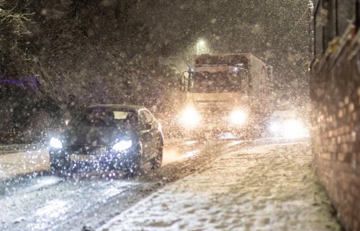 Schulen schließen und Briten kämpfen mit Schneemassen, während die Temperaturen auf -8 °C sinken und weitere 20 cm fallen, was zu einem Gemetzel auf Reisen führt