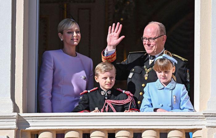 Prinzessin Caroline freut sich über ihre Großmutter mit ihren sieben Enkelkindern auf dem Balkon des Fürstenpalastes