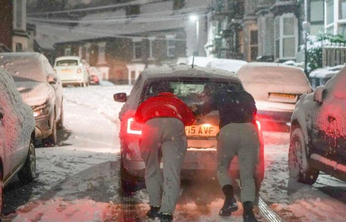 Schulen schließen und Briten kämpfen mit Schneemassen, während die Temperaturen auf -8 °C sinken und weitere 20 cm fallen, was zu einem Gemetzel auf Reisen führt