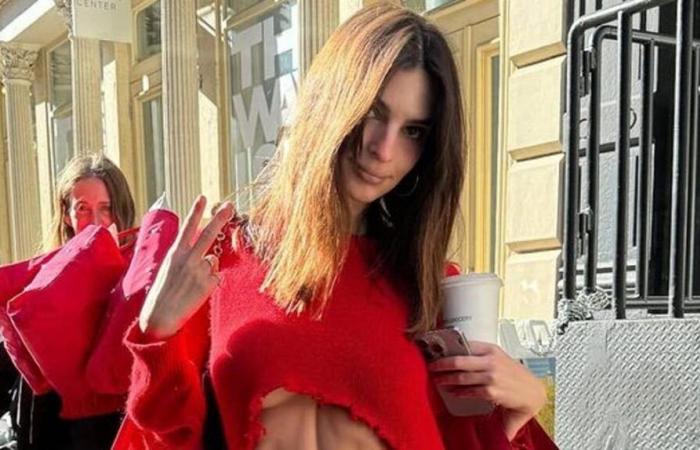 Immer seltsamer, der Bauch unter einem zerrissenen Pullover von Emily Ratajkowski