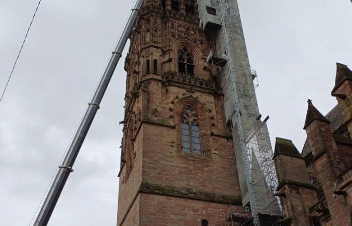 Nach der Jungfrau steigen der Campanile und die Glocke vom Glockenturm der Kathedrale von Rodez herab