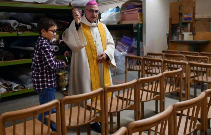 Stühle von Notre-Dame werden in den Landes gesegnet, bevor sie Paris erreichen