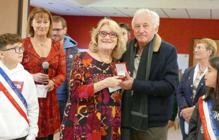 Gond-Pontouvre: Auf der Buchmesse erhält Marie-Bernadette Dupuy die Stadtmedaille