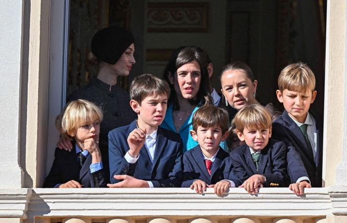 Jacques und Gabriella von Monaco auf dem Balkon mit Albert II. und Charlene, um an der Militärparade einschließlich der Republikanischen Garde teilzunehmen