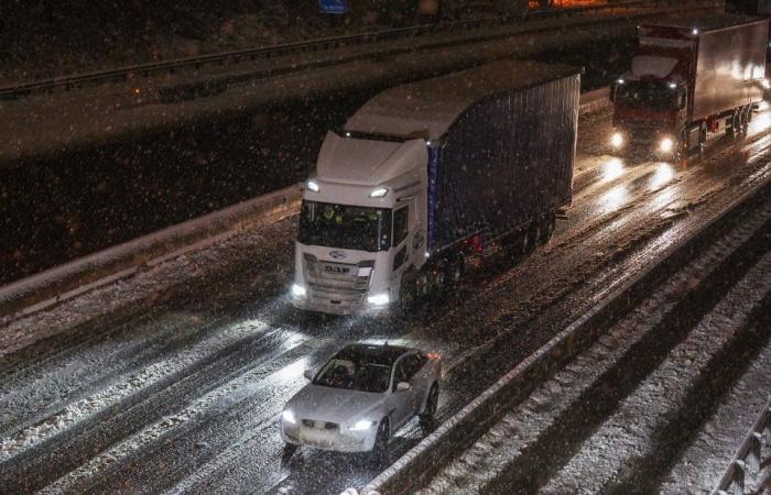 Schulen schließen und Briten kämpfen mit Schneemassen, während die Temperaturen auf -8 °C sinken und weitere 20 cm fallen, was zu einem Gemetzel auf Reisen führt