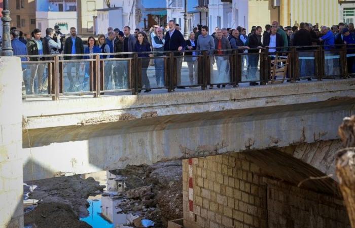 König und Königin von Spanien applaudierten bei ihrer Rückkehr in die von Überschwemmungen betroffenen Gebiete