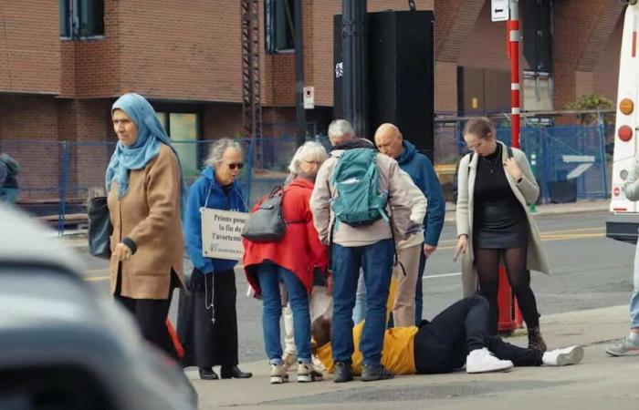 Die Franzosen testen auf sehr gewalttätige Weise, ob die Quebecer „ein gutes Herz haben“.