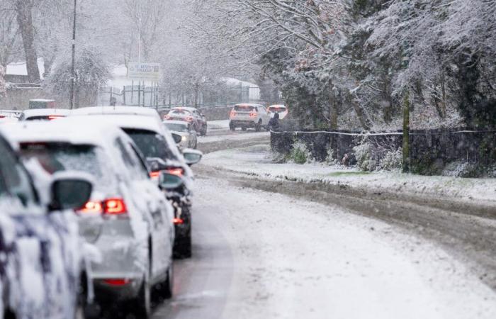 Wetter Großbritannien live: Reisechaos und Schulschließungen nehmen zu, da voraussichtlich bis zu 15 cm mehr Schnee fallen