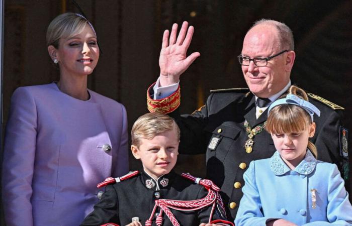 Jacques und Gabriella von Monaco auf dem Balkon mit Albert II. und Charlene, um an der Militärparade einschließlich der Republikanischen Garde teilzunehmen