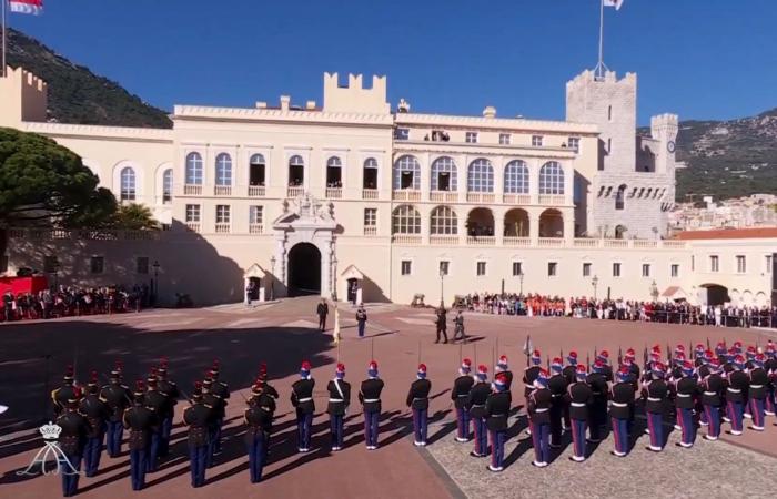 Jacques und Gabriella von Monaco auf dem Balkon mit Albert II. und Charlene, um an der Militärparade einschließlich der Republikanischen Garde teilzunehmen