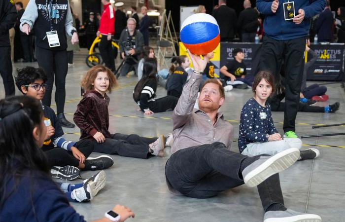 Prinz Harry spielt in Kanada mit Grundschülern Sitzvolleyball