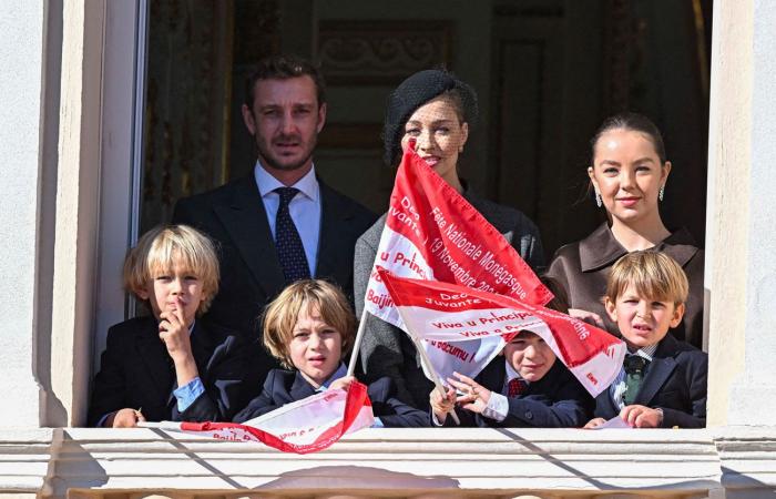 Prinzessin Caroline freut sich über ihre Großmutter mit ihren sieben Enkelkindern auf dem Balkon des Fürstenpalastes