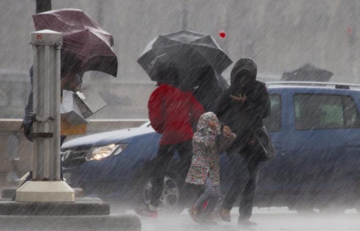 Regen und Wind fegen über Paris, Bilder der überfluteten Straßen der Hauptstadt