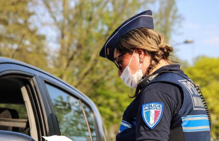 Eine mit einem Messer bewaffnete Person versucht, einen Beamten auf dem Gelände der städtischen Polizei zu töten