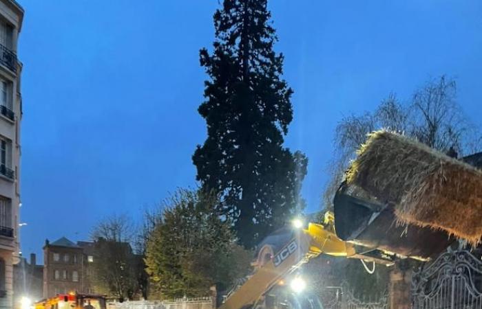 Traktoren kippen Mist vor der Präfektur Ardennen ab