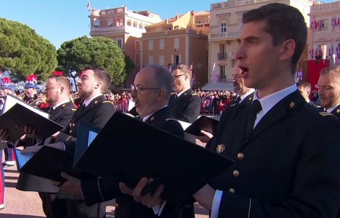 Jacques und Gabriella von Monaco auf dem Balkon mit Albert II. und Charlene, um an der Militärparade einschließlich der Republikanischen Garde teilzunehmen