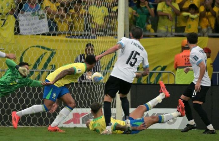 Argentinien kehrte zum Sieg zurück und führt das Qualifikationsspiel an, gefolgt von Uruguay, das beim Gastspiel gegen Brasilien unentschieden spielte