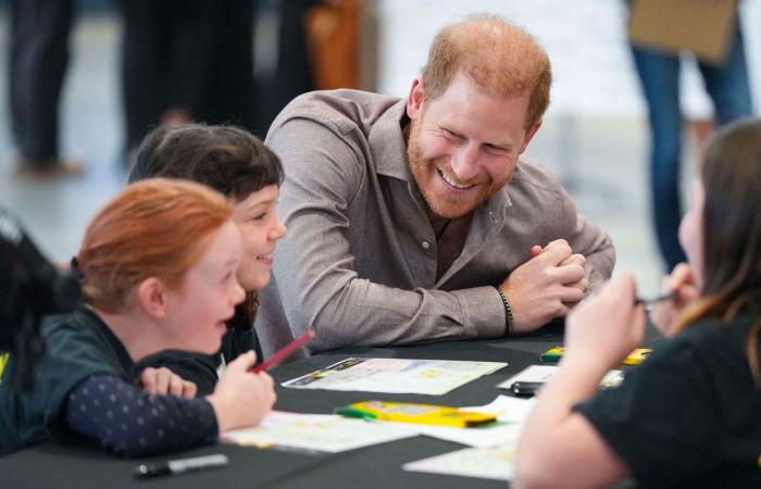 Prinz Harry spielt in Kanada mit Grundschülern Sitzvolleyball