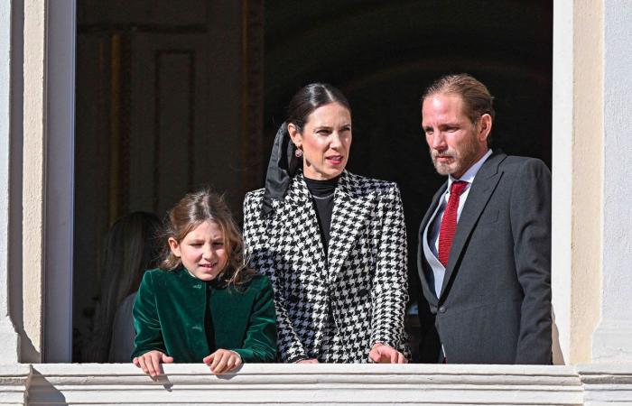 Jacques und Gabriella von Monaco auf dem Balkon mit Albert II. und Charlene, um an der Militärparade einschließlich der Republikanischen Garde teilzunehmen