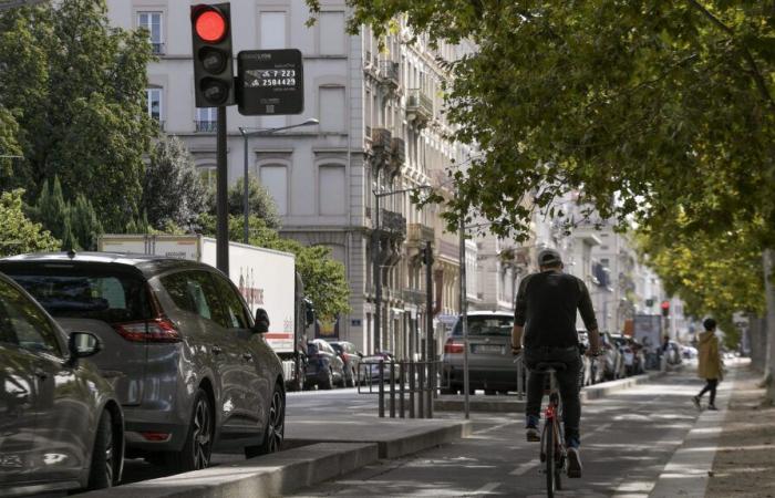 in Lyon eine Aktion zur Sensibilisierung für den gegenseitigen Respekt zwischen Autofahrern und Radfahrern