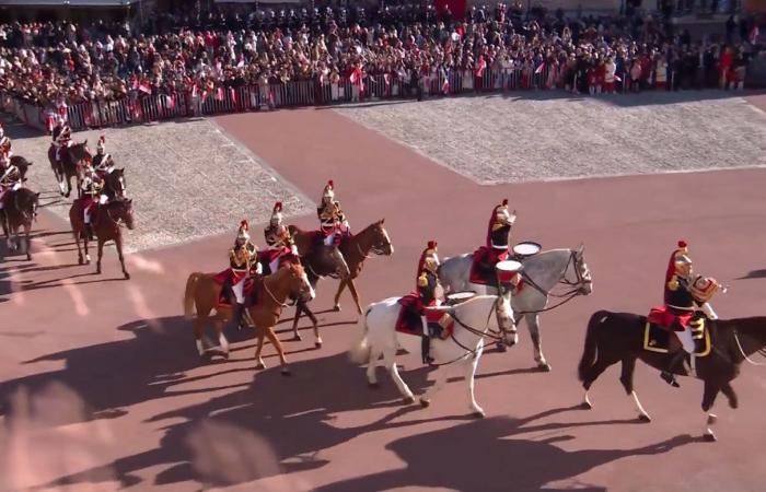 Jacques und Gabriella von Monaco auf dem Balkon mit Albert II. und Charlene, um an der Militärparade einschließlich der Republikanischen Garde teilzunehmen