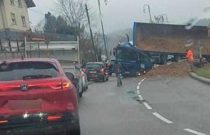 Haut-Doubs. In Les Fins kippt ein Erdbaulastwagen um: Der Verkehr ist gestört