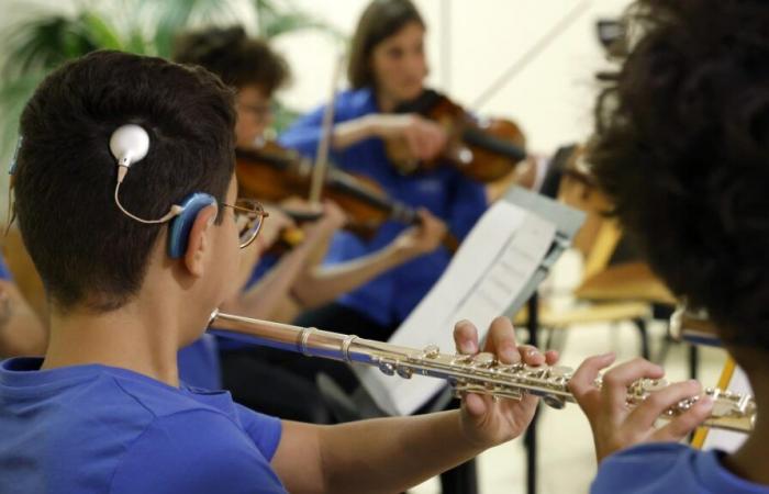 Das unglaubliche Abenteuer junger gehörloser Musiker aus Marseille in einem einzigartigen und bahnbrechenden Orchester