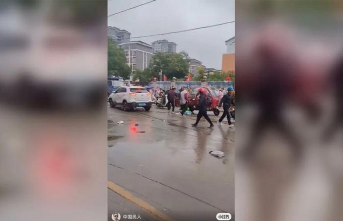 Viele Kinder wurden vor der Grundschule in Zentralchina durch ein Fahrzeug verletzt