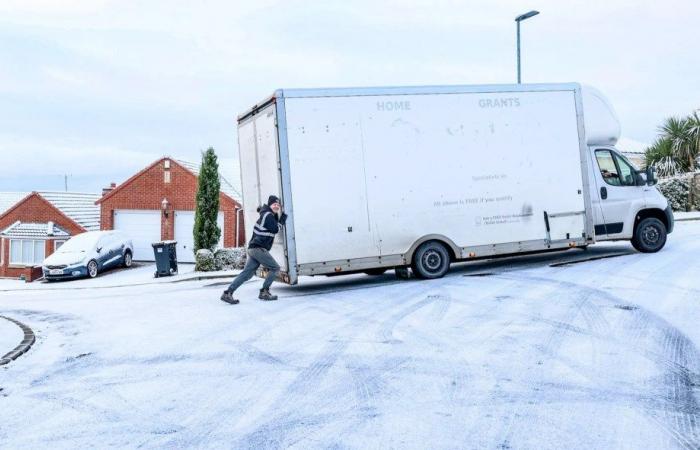 Schulen schließen und Briten kämpfen mit Schneemassen, während die Temperaturen auf -8 °C sinken und weitere 20 cm fallen, was zu einem Gemetzel auf Reisen führt