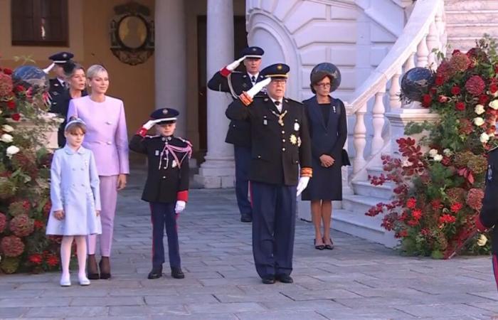 Fürst Albert II. schmückt die öffentliche Truppe im Beisein aller zum Nationalfeiertag 2024 versammelten Grimaldis