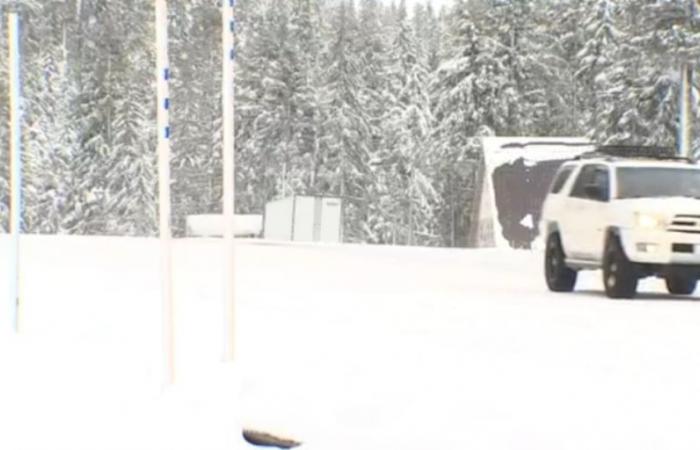 Fahrer ketten sich an, um die Cascades-Pässe zu befahren, während Schneesturmwarnung herrscht