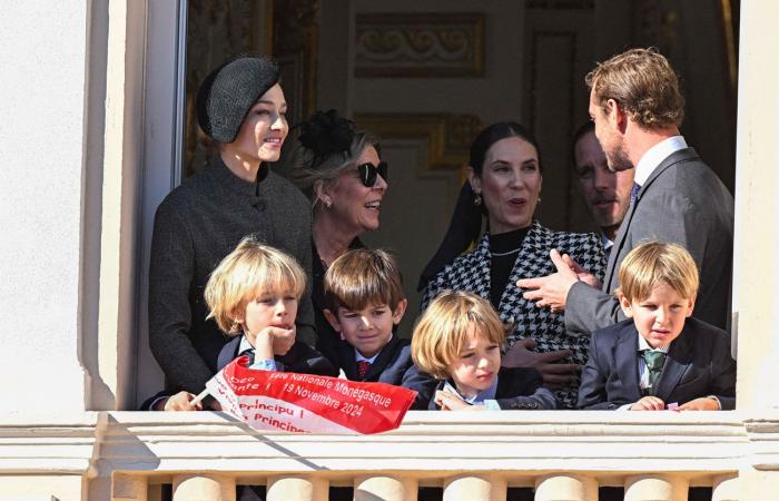 Prinzessin Caroline freut sich über ihre Großmutter mit ihren sieben Enkelkindern auf dem Balkon des Fürstenpalastes