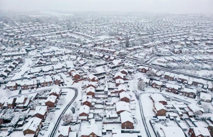 Schulen schließen und Briten kämpfen mit Schneemassen, während die Temperaturen auf -8 °C sinken und weitere 20 cm fallen, was zu einem Gemetzel auf Reisen führt