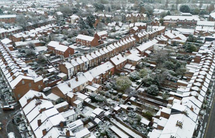 Schulen schließen und Briten kämpfen mit Schneemassen, während die Temperaturen auf -8 °C sinken und weitere 20 cm fallen, was zu einem Gemetzel auf Reisen führt