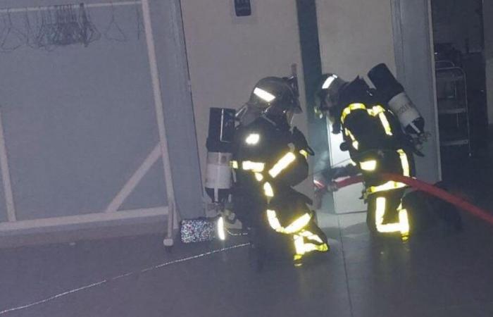 Zum Training simulieren Feuerwehrleute einen Brand im Gemeindehaus von Grandcourt