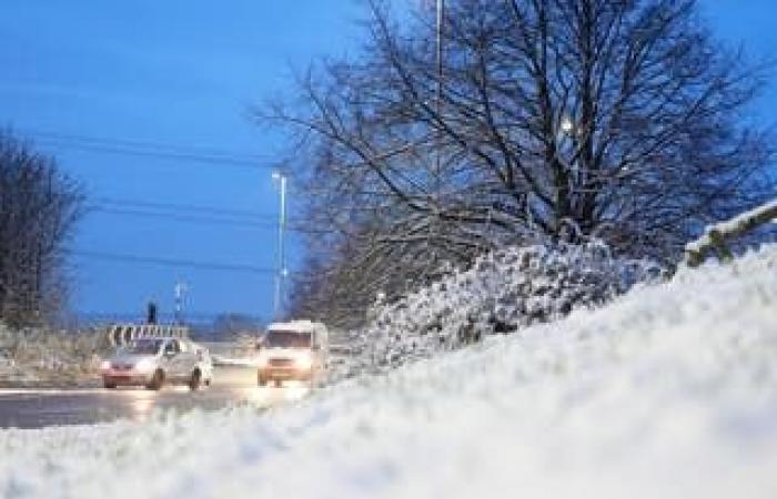 Wetter Großbritannien live: Reisechaos und Schulschließungen nehmen zu, da voraussichtlich bis zu 15 cm mehr Schnee fallen