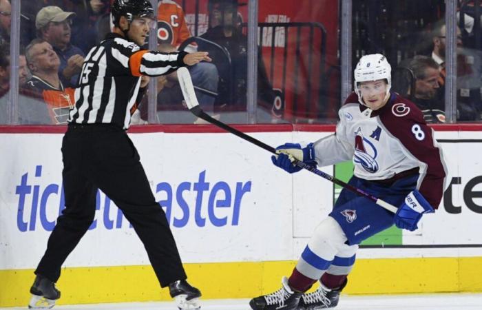 Makar erzielt 2 Tore und führt Colorado mit 3:2 an den Flyers vorbei, in einem Spiel, das durch einen verletzten Schiedsrichter beeinträchtigt wurde