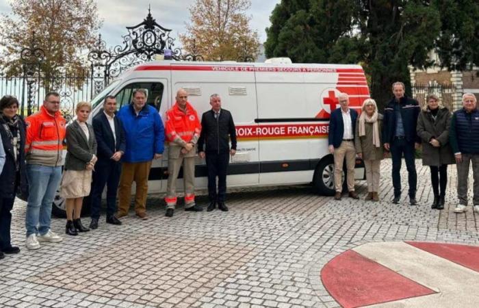 Haute-Savoie. Ein Speziallastwagen für Einsätze des Roten Kreuzes