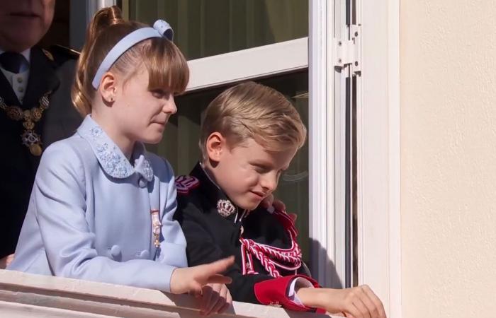 Jacques und Gabriella von Monaco auf dem Balkon mit Albert II. und Charlene, um an der Militärparade einschließlich der Republikanischen Garde teilzunehmen