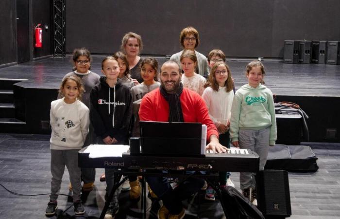 Die Kinder der Kindertagesstätte proben mit der Big Band 65 von Tarbes