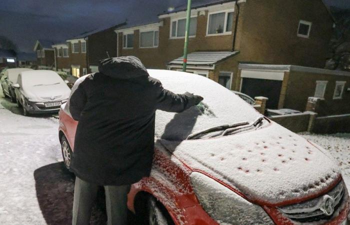 Schulen schließen und Briten kämpfen mit Schneemassen, während die Temperaturen auf -8 °C sinken und weitere 20 cm fallen, was zu einem Gemetzel auf Reisen führt