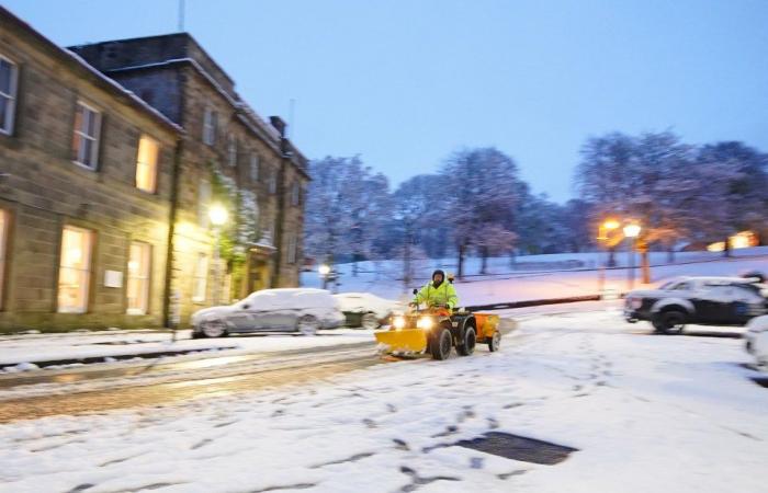 Schulen schließen und Briten kämpfen mit Schneemassen, während die Temperaturen auf -8 °C sinken und weitere 20 cm fallen, was zu einem Gemetzel auf Reisen führt