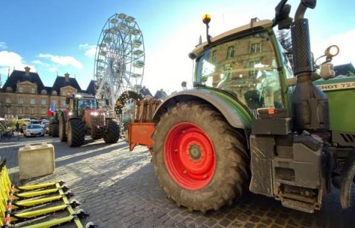 Zehn Traktoren auf der „Brücke, die ins Nichts führt“ in Warcq