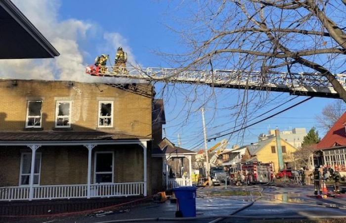 Ein Mehrfamilienhaus in Nicolet steht in Flammen