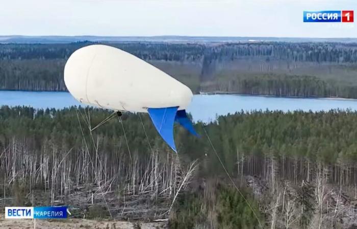 Vor den Toren Russlands wachen diese faszinierenden Chromballons vom Himmel aus über Finnland