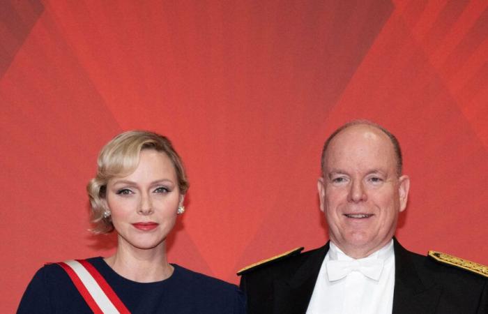 Prinzessin Caroline strahlt neben ihren glamourösen Kindern bei der Nationalfeiertagsgala mit Albert II. und Charlene